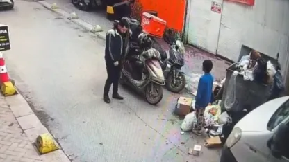 Soğukta üşüyen çocuğa ceketini çıkarıp veren kurye kameraya yansıdı