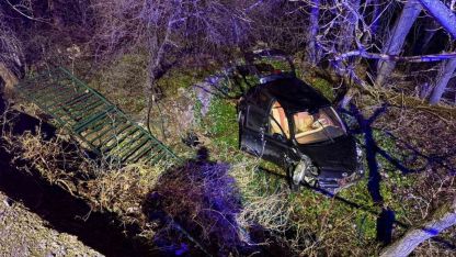 Ehliyetsiz sürücü 5 metrelik bahçe duvarından uçtu: 1 yaralı