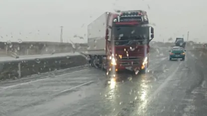 Karapınar’da şiddetli rüzgar ve sağanak sürücülere zor anlar yaşattı