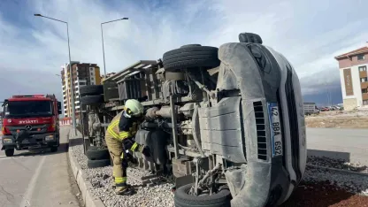 Karaman’da şiddetli fırtına kamyoneti devirdi, çatılar uçtu