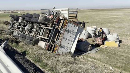 Patates yüklü kamyon şarampole devrildi: 1 yaralı