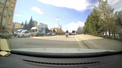 Seyir halindeki kamyonetten beyaz eşya düştü: O anlar kamerada