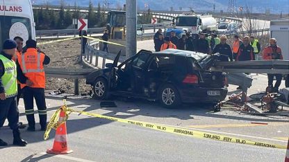 Otomobil bariyerlere ok gibi saplandı: Anne ve baba öldü, kız çocukları yaralandı