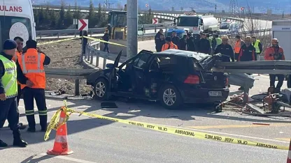 Otomobil bariyerlere ok gibi saplandı: Anne ve baba öldü, kız çocukları yaralandı