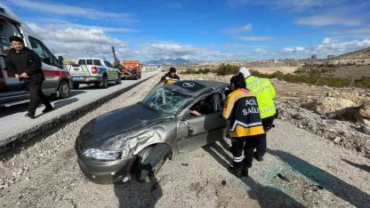 Refüje çarpan otomobil şarampole takla attı: 1 yaralı