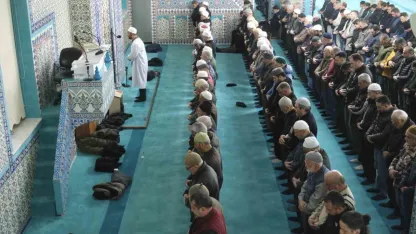 Karaman’da ilk teravih namazında camiler doldu taştı