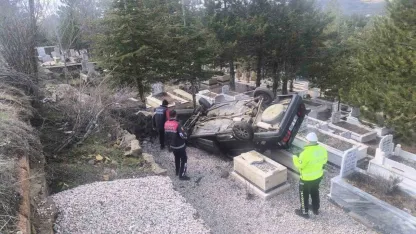 Otomobil mezarlığa uçtu: 2 yaralı