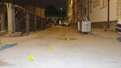 Sokak ortasında tüfekle rastgele ateş açıldı: Saçmalar bir araçla apartmanın kapısına isabet etti