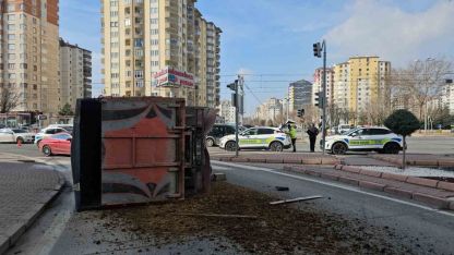 Otomobille çarpışan kamyonet yan yattı, hayvan dışkıları yola savruldu