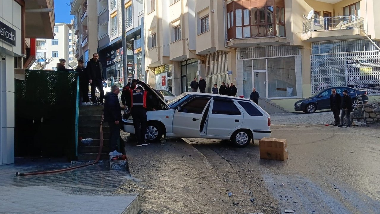 Ermenek’te seyir halindeki otomobil alev alarak yandı