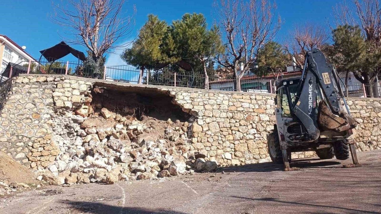 Ermenek’te seyir terasının istinat duvarı yıkıldı