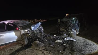 Gece Yarısı Feci Çarpışma: Araçlar Hurdaya Döndü, 5 Kişi Hayatını Kaybetti