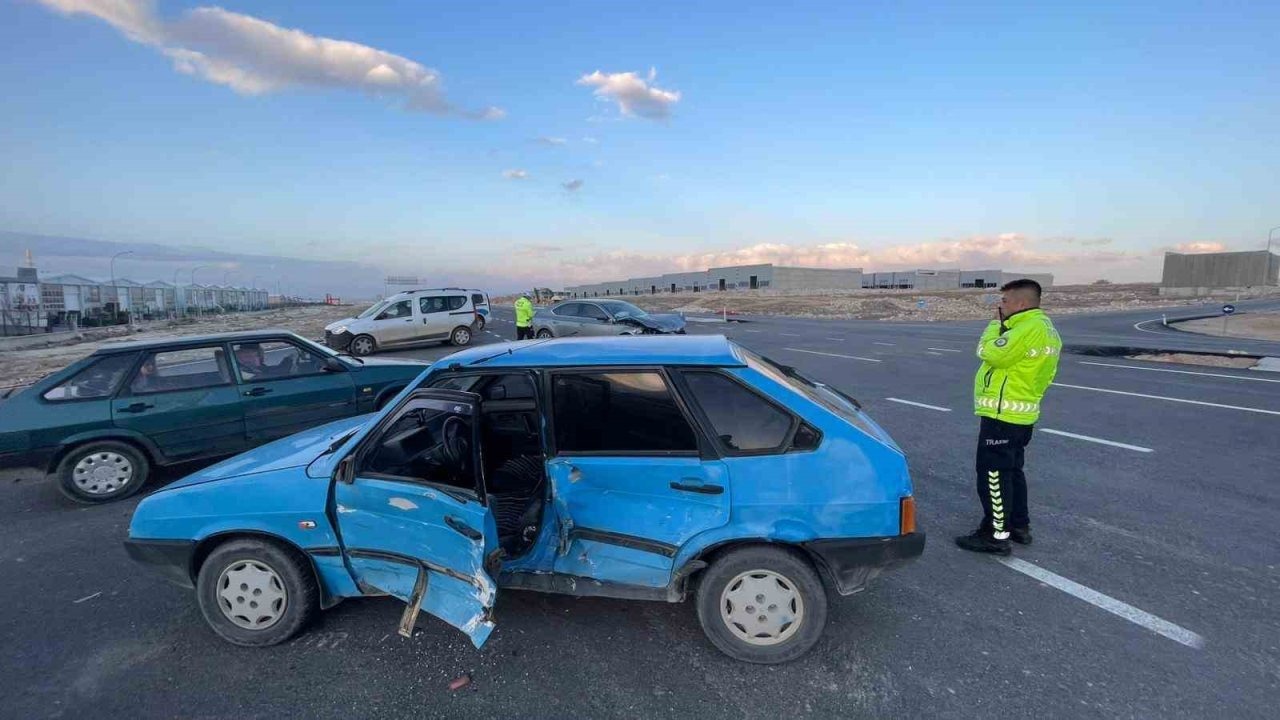 Karaman’da otomobiller çarpıştı: 2 yaralı