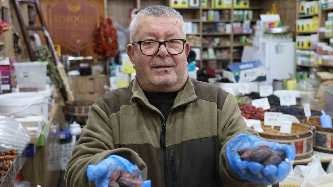 Kırşehir’de Ramazan hareketliliği: Hurma tezgahlardaki yerini aldı