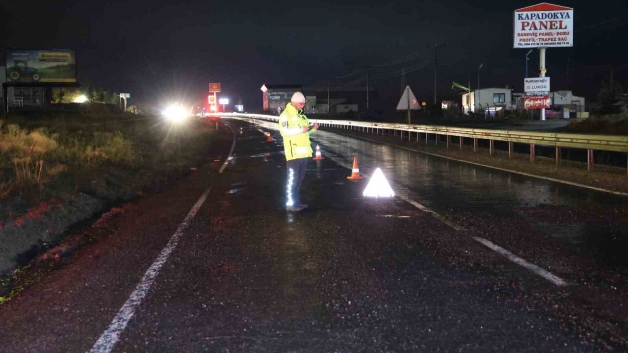 Nevşehir’de yolda oluşan çukurlar, 5 aracı yolda bıraktı