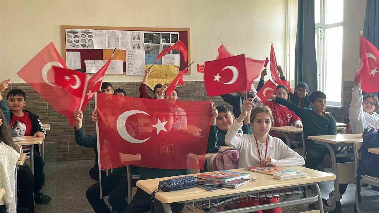 Öğrencilerin okul heyecanı ay yıldızlı Türk bayrağıyla taçlandı