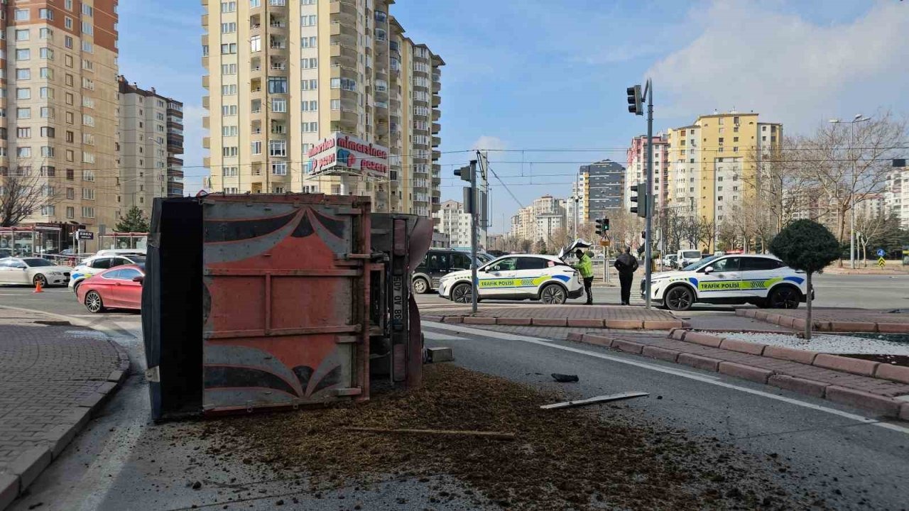 Otomobille çarpışan kamyonet yan yattı, hayvan dışkıları yola savruldu