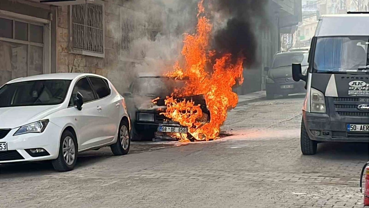 Park halindeki otomobil yandı