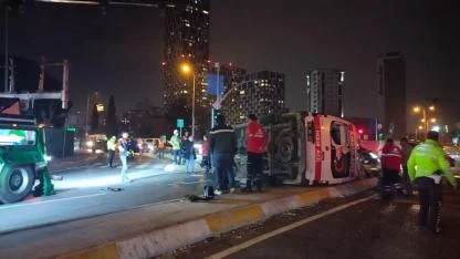Ambulans ile Cip Çarpıştı: Hasta ve 2 Sağlık Görevlisi Yaralandı