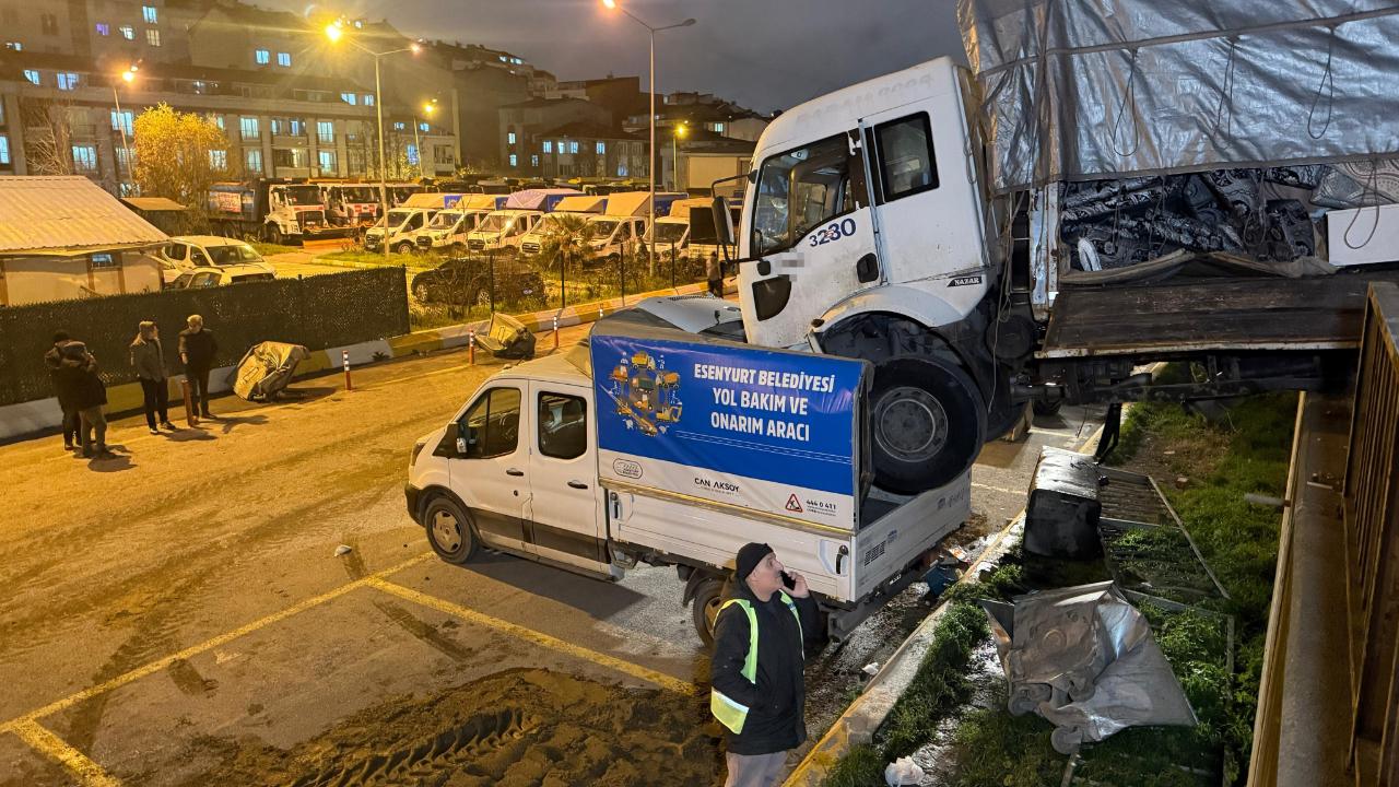 Park halindeki kamyon hareket edip başka aracın üzerine düştü