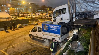 Park halindeki kamyon hareket edip başka aracın üzerine düştü