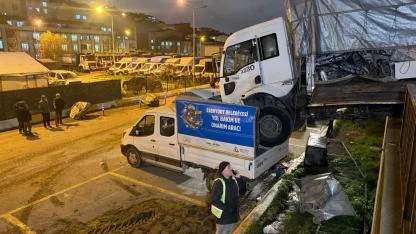 Park halindeki kamyon hareket edip başka aracın üzerine düştü