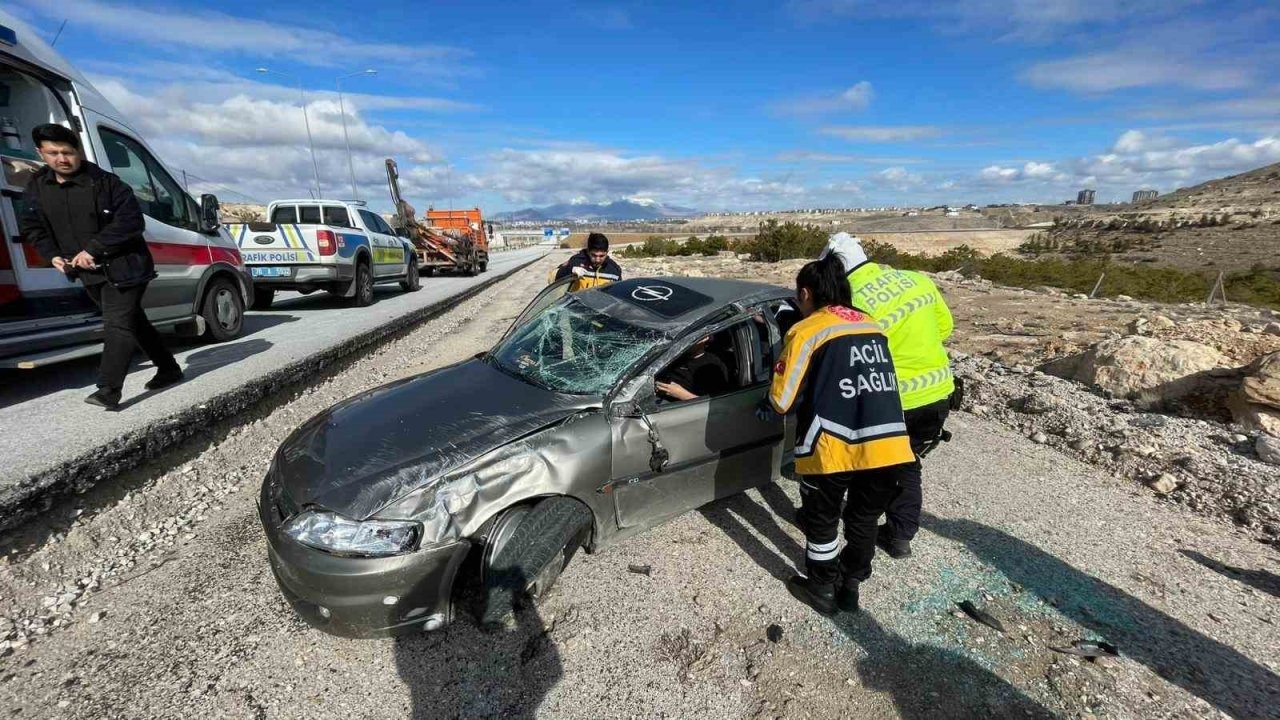 Refüje çarpan otomobil şarampole takla attı: 1 yaralı