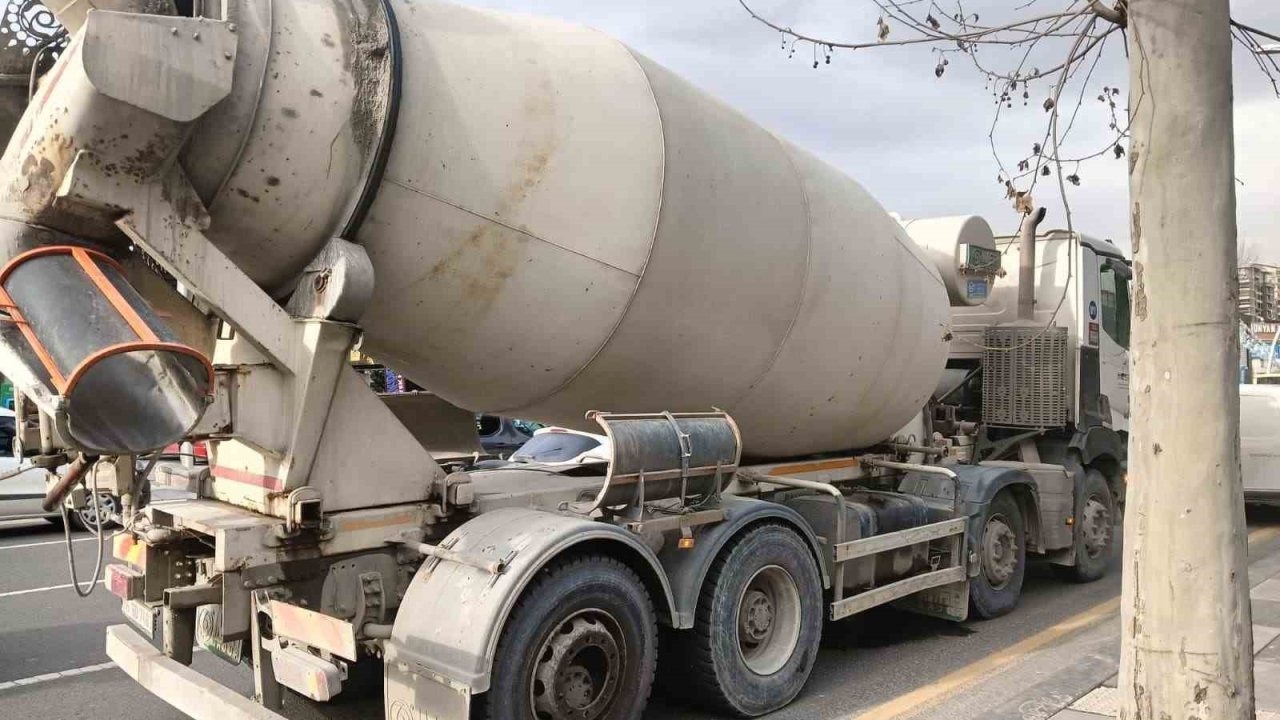 Seyir halindeki beton mikserinden kopan tekerlek üç otomobile çarptı