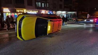 Sıkışan trafikte kontrolden çıkan taksi yan yattı