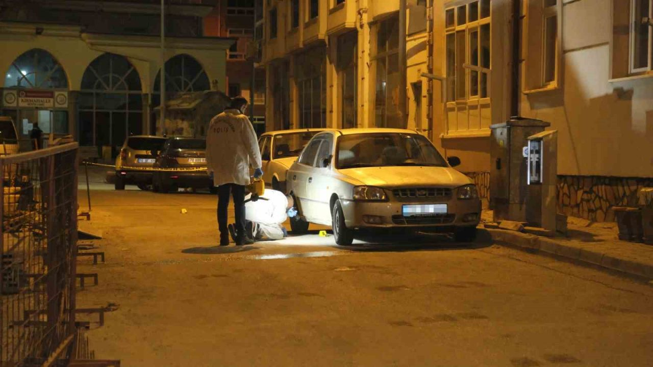 Sokak ortasında tüfekle rastgele ateş açıldı: Saçmalar bir araçla apartmanın kapısına isabet etti