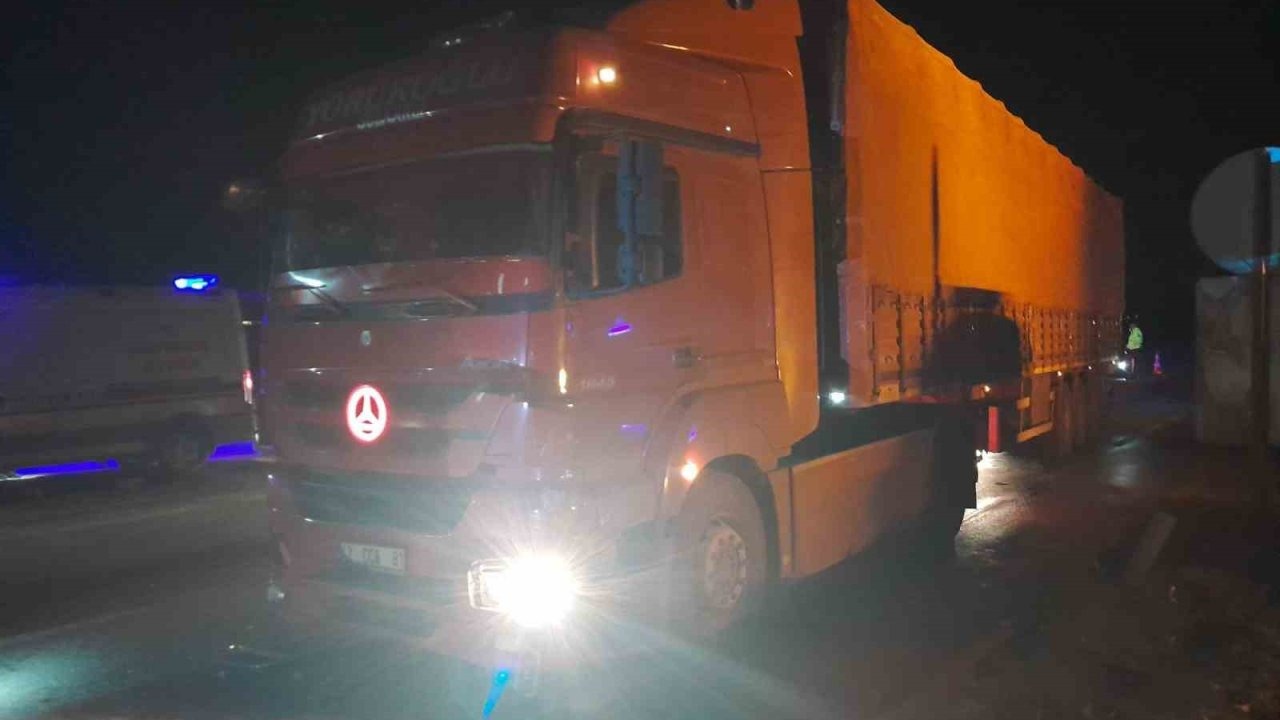 Tır ile ticari taksi çarpıştı: 1 yaralı