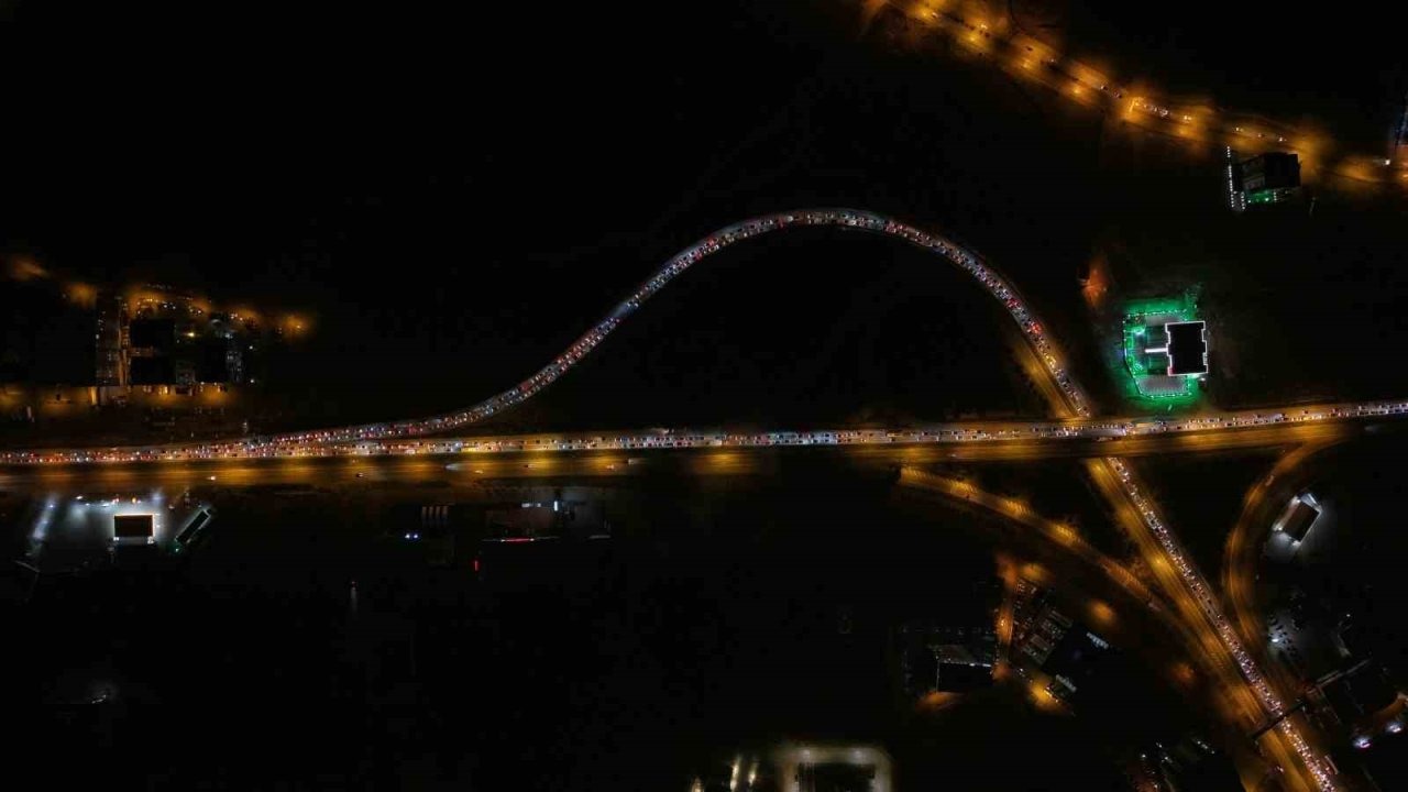 43 ilin geçiş noktasında tatilcilerin dönüş yolculuğu sürüyor: Araç kuyruğu 40 kilometreyi aştı