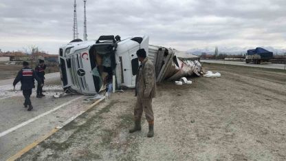 İplik yüklü tır devrildi: 1 yaralı