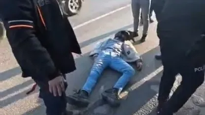 Motosikletli kuryeye arkadan çarpan aracın kaçtığı iddiası