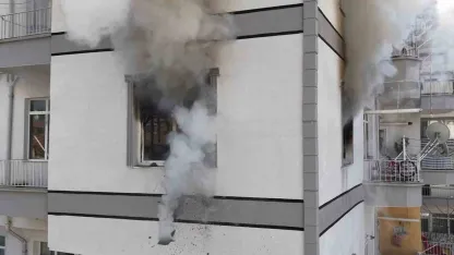 Yardım çağırmak için önce dışarı çıktı, çocuklarını kurtarmak için yanan eve yeniden girdi