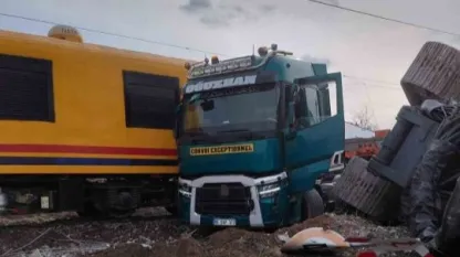 Yük treni tıra çarptı: 2 makinist yaralandı