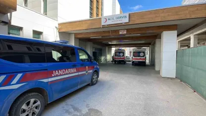 Karaman’da motosiklet şarampole devrildi: 2 yaralı