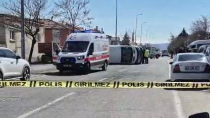 Otomobille çarpışan öğrenci servisi yan yattı