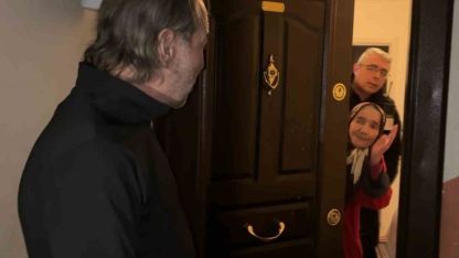 Alzheimer anne oğlunu unuttu, sokakta kalan oğlu için ekipler seferber oldu