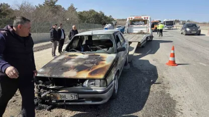 Ankara’da seyir halindeyken yanan otomobil kullanılamaz hale geldi