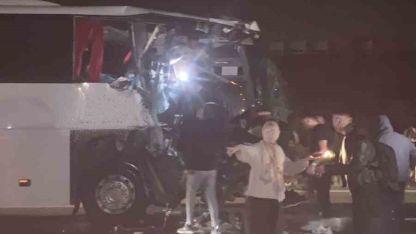 Yolcu otobüsü ile tır çarpıştı: 1 ölü