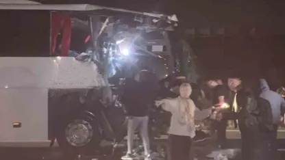 Yolcu otobüsü ile tır çarpıştı: 1 ölü