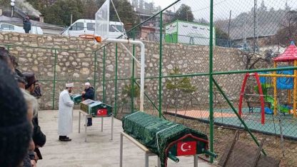 Minibüsün uçuruma yuvarlandığı kazada ölen 3 kişi son yolculuklarına uğurlandı