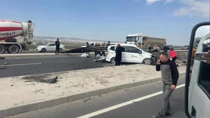 Otomobil bariyerlere ok gibi saplandı