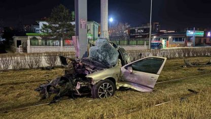Tramvay yolundaki direğe çarpan otomobil kağıt gibi büküldü: 1 yaralı