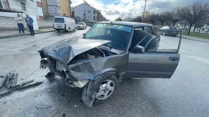 Karaman’da güvenlik kamerasına yansıyan kazada 2 kişi yaralandı