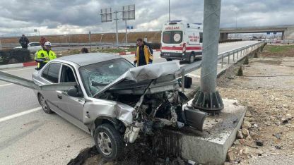 Otomobil demir bariyere ok gibi saplandı: Karı koca ölümden döndü