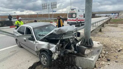 Otomobil demir bariyere ok gibi saplandı: Karı koca ölümden döndü