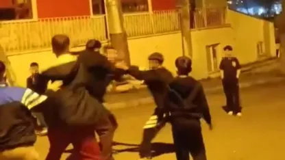 Önü kesilen çocuk yaşıtları tarafından darp edildi