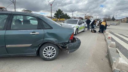 Otomobillerin çarpıştığı an kameraya yansıdı: 1 yaralı